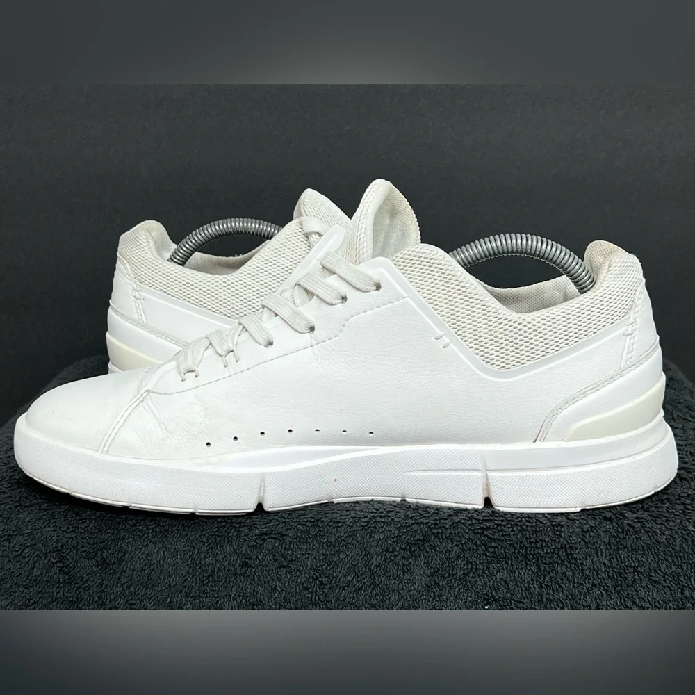 ON CLOUD The Roger Clubhouse Womens Size 10.5 Sneakers White Lace Up NICE - Picture 3 of 9